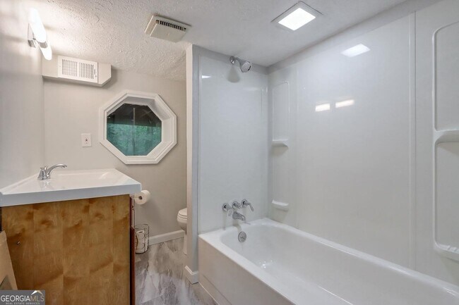 Building Photo - 428 Riverlake Ct