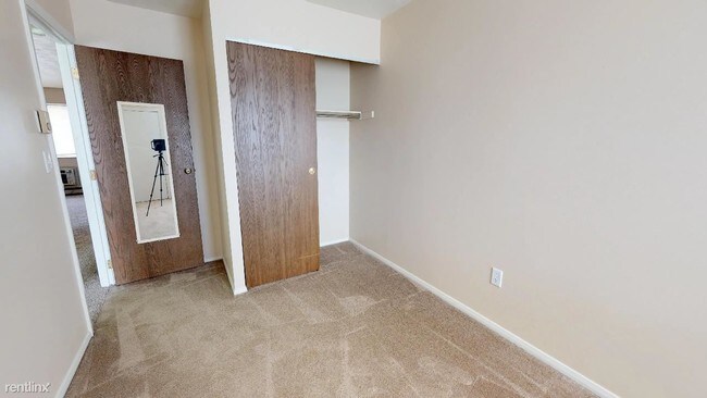 Building Photo - 943 N Dorset Rd