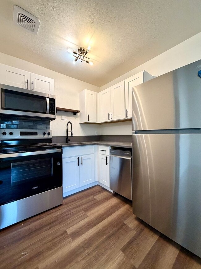 Building Photo - **ONE MONTH FREE RENT** Newly Remodeled One Bedroom in Montavilla~ New Kitchen~ New LVP Flooring~...