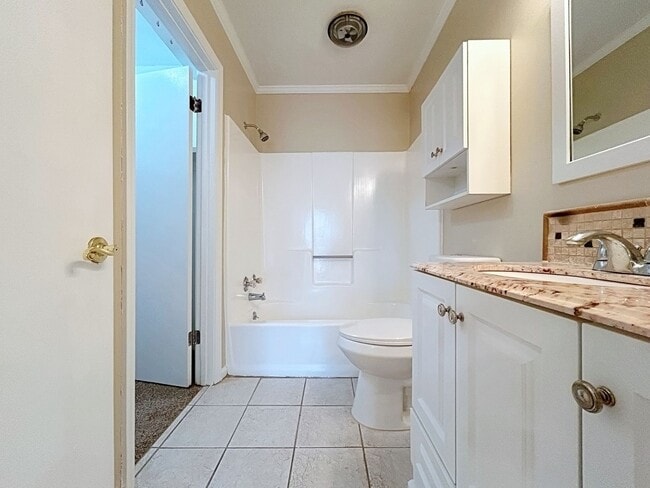 Building Photo - 3 Bedroom Townhouse off Jefferson Hwy near...
