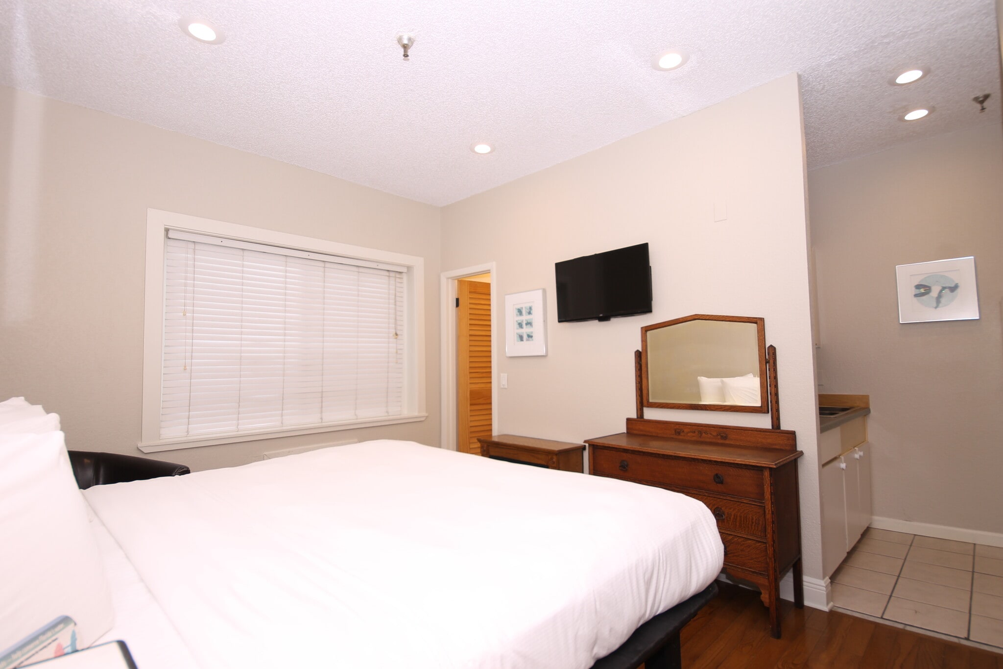 Typical Guest Room - 2105 Bristol W Ave