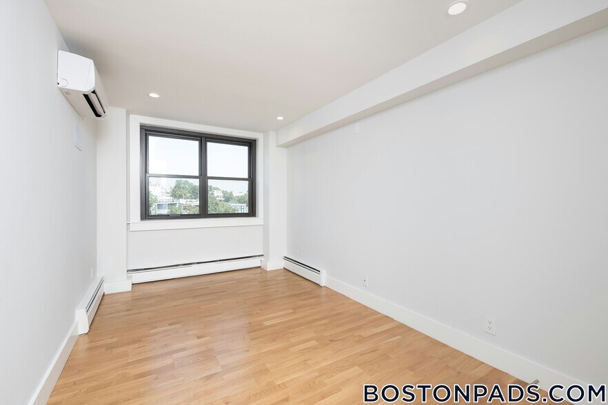 Building Photo - 1410 Columbia Rd