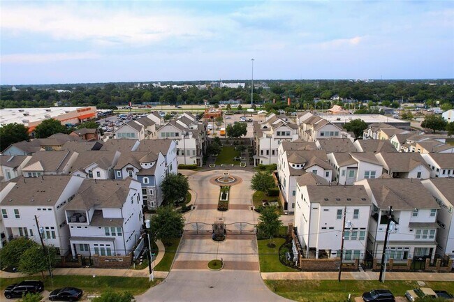 Building Photo - 2640 Fountain Key Blvd