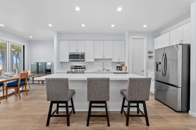 Building Photo - Furnished Luxury Ocean Front Estate in Waianae with Old Hawaii rural setting- 3/5 Luxury, 2 story...