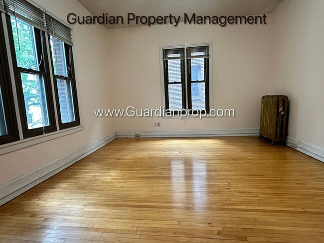 Building Photo - 1 Bedroom Lakes Uptown Corner Unit Apartment, Blocks from Both Lakes, Hardwood Floors, One Month ...