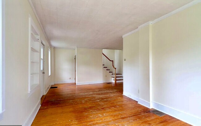 Building Photo - Charming 3-Bedroom Home with Office in How...