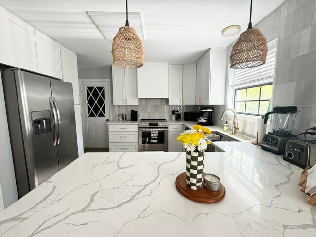 Building Photo - 129 Raintree Blvd
