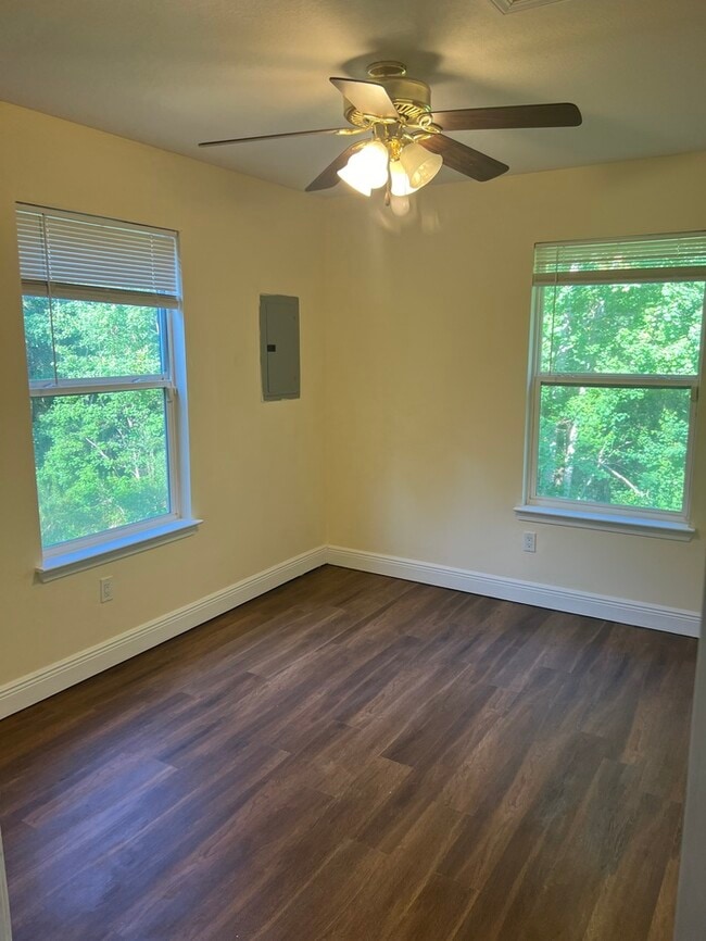 Building Photo - Beautiful 2/1 House in pass Christian, MS