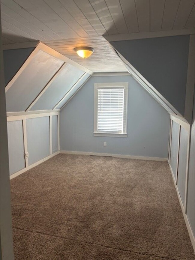 Building Photo - Beautiful 3 bedroom, 2.5 bath home with Bo...