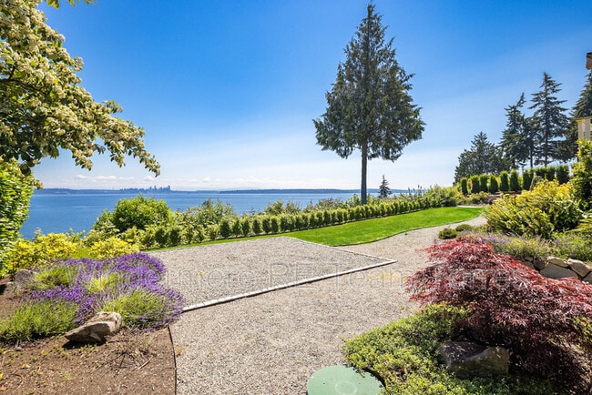 Building Photo - 10837 Bill Point Bluff NE
