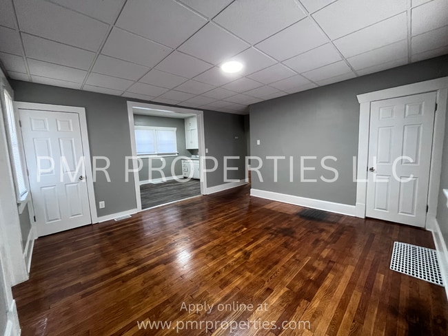 Building Photo - 2 Bedrooms / 1 Bathroom House