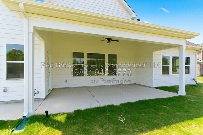 Building Photo - 4016 Dahlia Dr