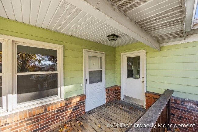 Building Photo - 945-947 Lancashire Ct SE