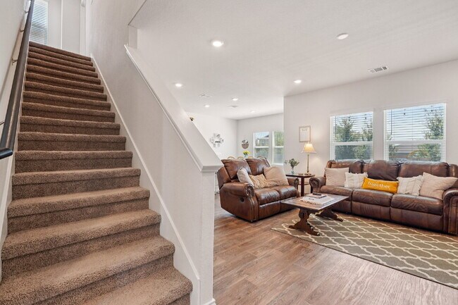 Building Photo - "Rent to Own this Charming 3-Bed Oasis with 18 month lease!*"