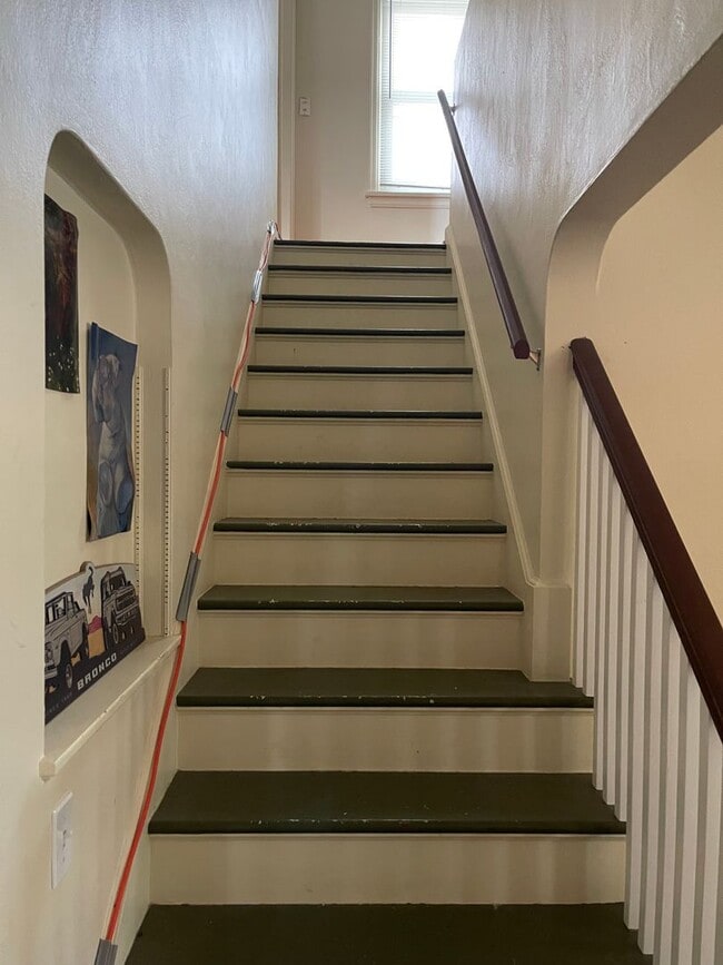 Building Photo - AVAILABLE JUNE 1ST -4 bed/ 2 bath Home Near Campus!