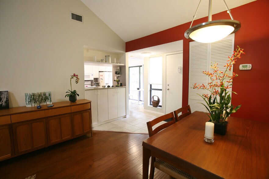 view toward front door - 1636 Brookhouse Dr
