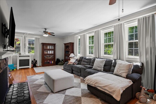 Building Photo - Rare Harbor Heights Rental | 4BR Colonial with Parking & Fenced Yard