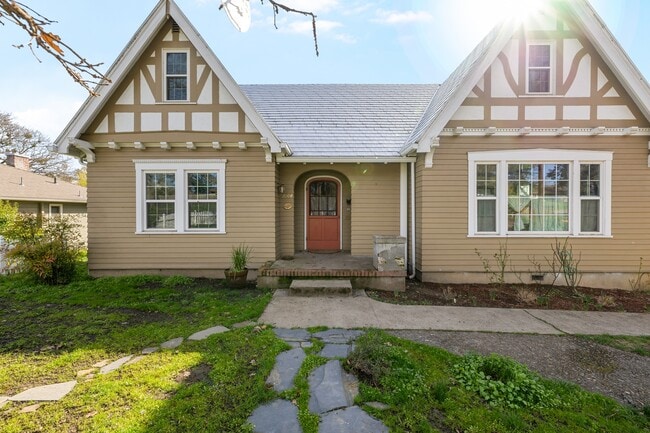 Building Photo - 2004 Hillcrest Rd