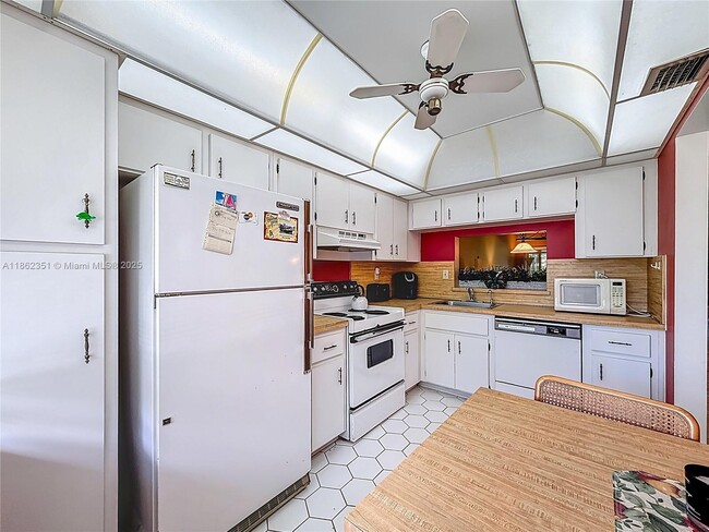 Building Photo - 3501 Inverrary Dr
