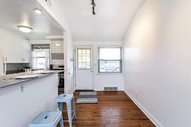 Building Photo - 2263 Parkwood Ave