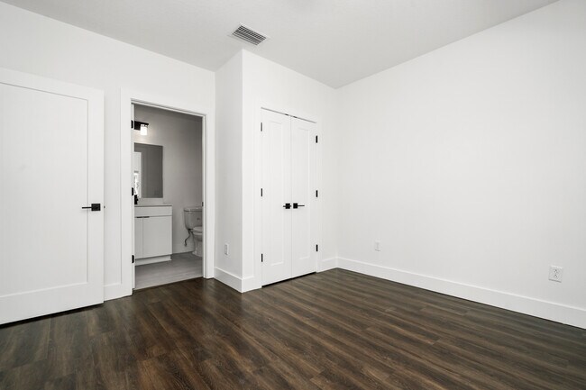 Building Photo - 869 6th Ave S