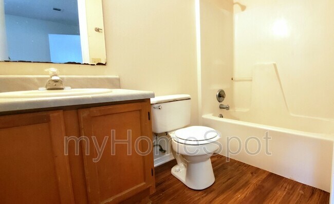 Building Photo - 425 Pine Crescent Way