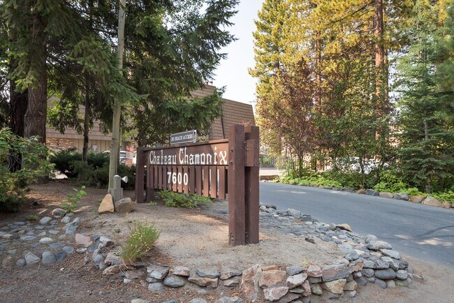 Building Photo - Beautifully Updated & Furnished 1 Bedroom in Lake Front Complex!