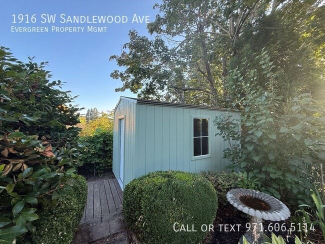 Building Photo - 1916 SW Sandlewood Ave