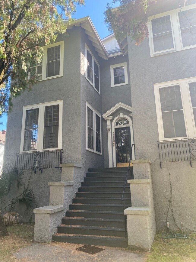 Building Photo - 2BD/1BA with natural light, hardwood floors, off street parking STEPS from Campus