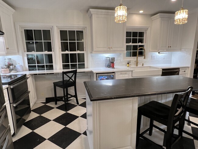 Building Photo - 989 Colonial Dr
