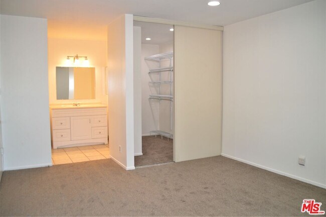 Building Photo - 6050 Canterbury Dr