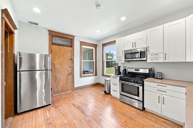 Building Photo - 3330 W Evergreen Ave