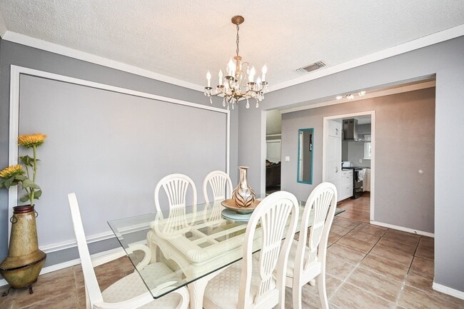 Building Photo - 13102 Richmond Ave