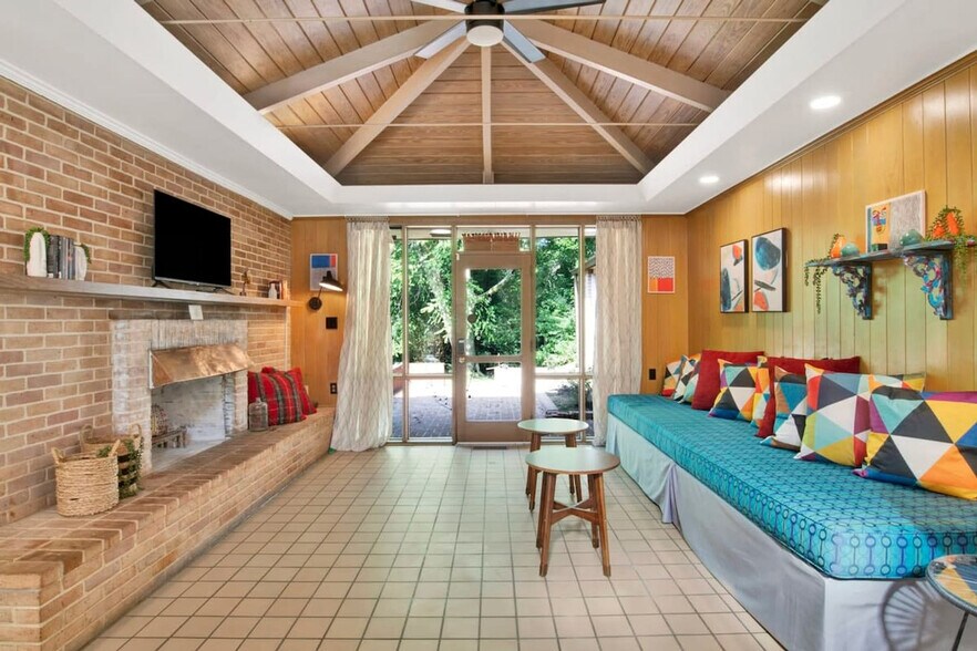 Building Photo - 305 Indian Creek Dr E