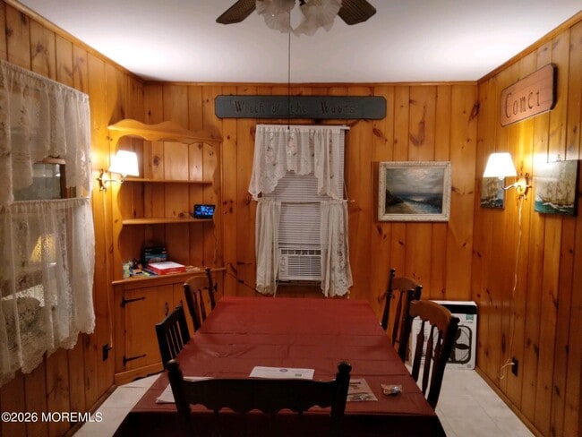 Building Photo - 10 Lake St