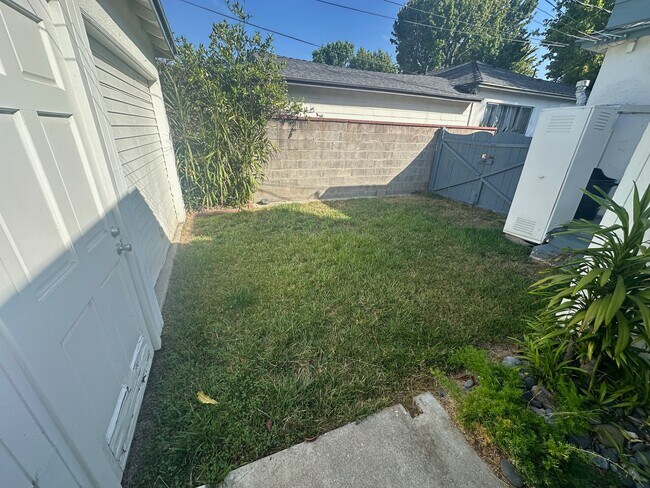 Building Photo - 3169 S Bentley Ave