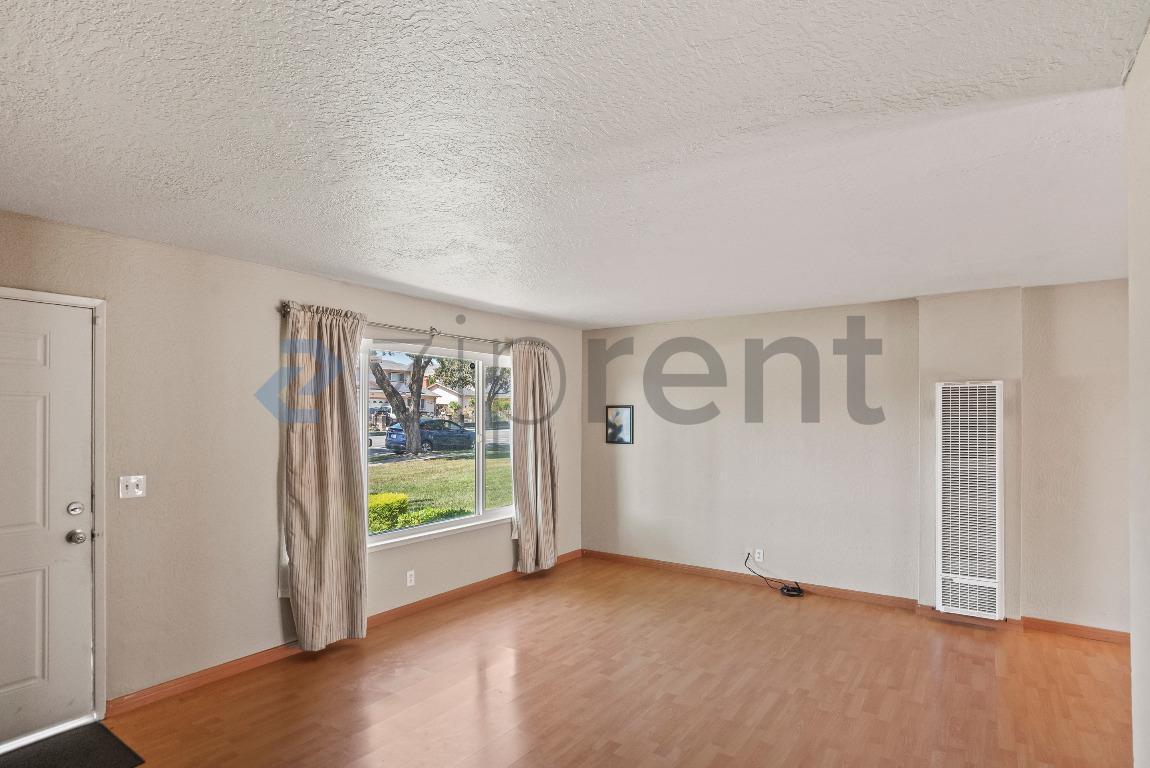Building Photo - 3298 Cropley Ave