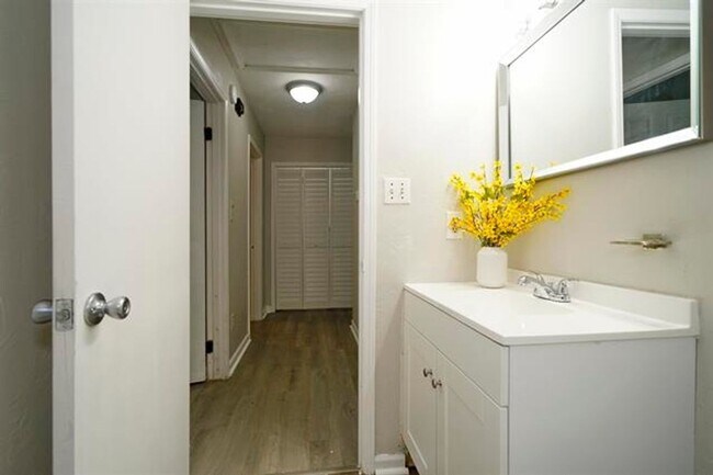 Building Photo - Charming 2BR Unit in Tallahassee