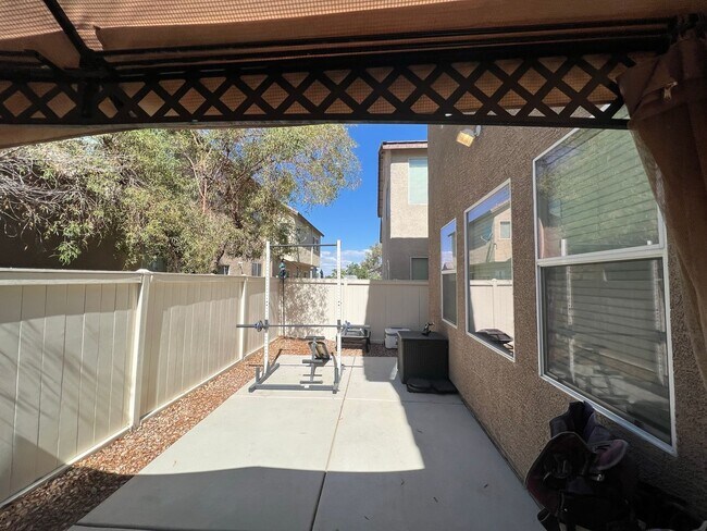 Building Photo - ABSOLUTELY AMAZING! Large 4 bedroom 2 stor...