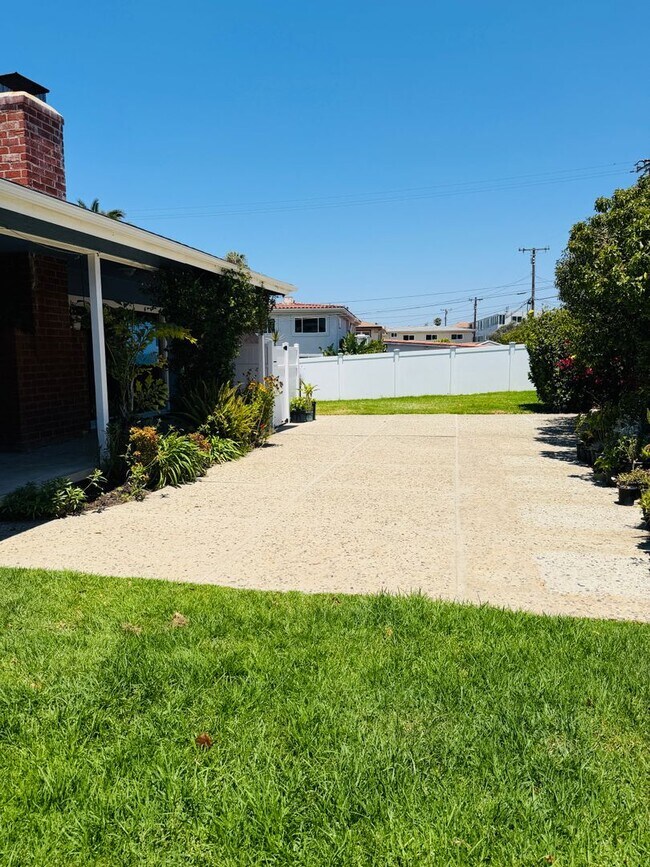 Building Photo - Amazing Cottage Style Home with Ocean Views Only Steps to the Beach in South Redondo!