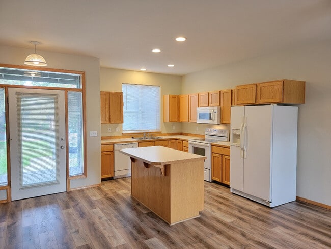 Building Photo - 1085 Golden Pheasant Dr