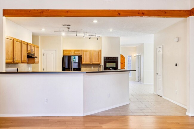 Building Photo - Single Story Beauty | Large Yard | 3 Bedro...