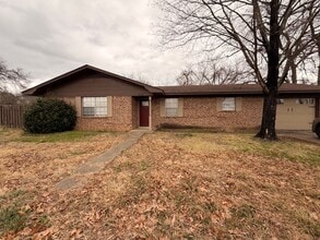 Building Photo - Welcome to this charming 3-bedroom, 2-bathroom home located in the heart of Russellville