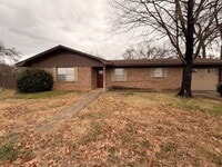 Building Photo - Welcome to this charming 3-bedroom, 2-bathroom home located in the heart of Russellville