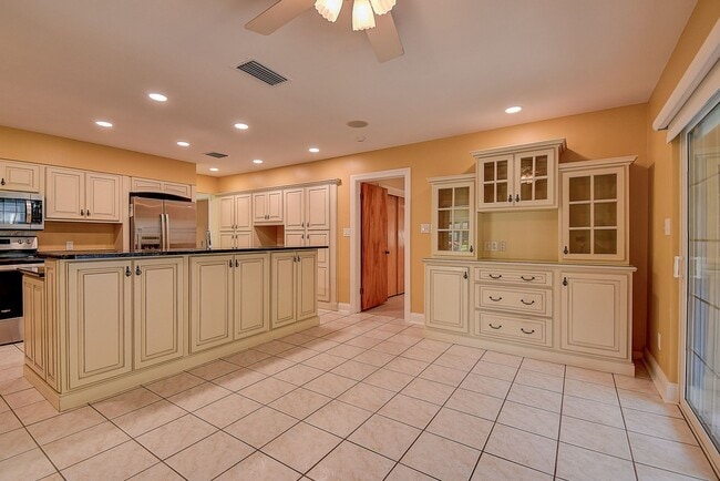 Building Photo - Luxurious 4 bedroom, 3 bath pool home.