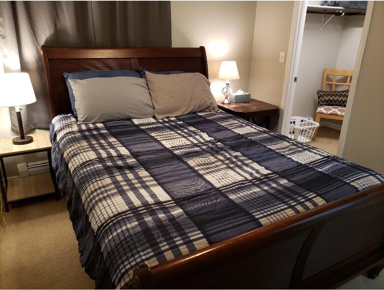 Master bedroom with walk-in closet - 625 E 22nd Ave