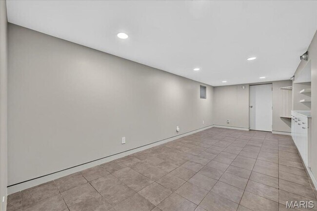 Building Photo - Richmond Heights Home!