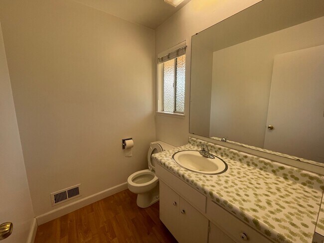 Building Photo - Custom home located next to Oakdale Country Club!