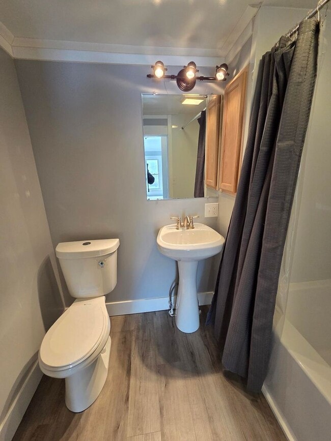 Building Photo - 2 Bedroom Single Family