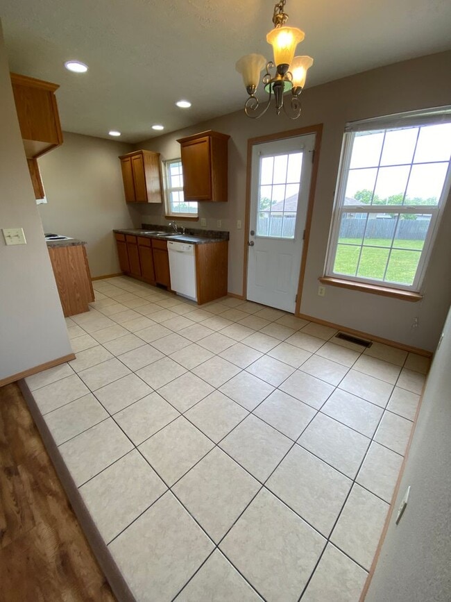 Building Photo - 3 bedroom 2 bath home in Clever, MO!
